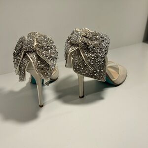 Betsey Johnson Rhinestone Bow Satin Heels Ivory Bridal Wedding Pumps Size 10